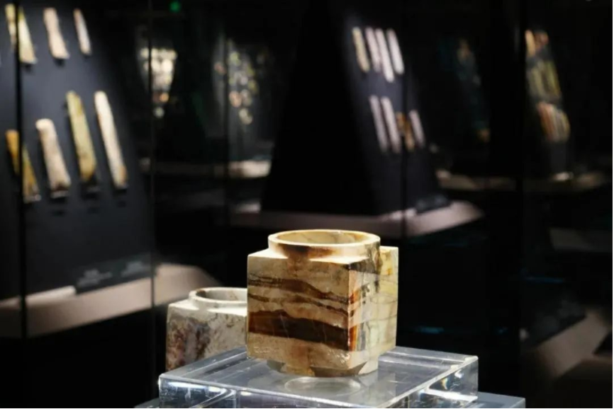 看到這張照片，你是不是以為玉琮在“裸展”？沒錯，確實像。但它真的沒有裸展